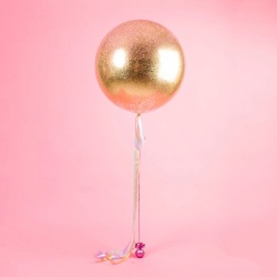 Большой шар с золотым конфетти на лентах